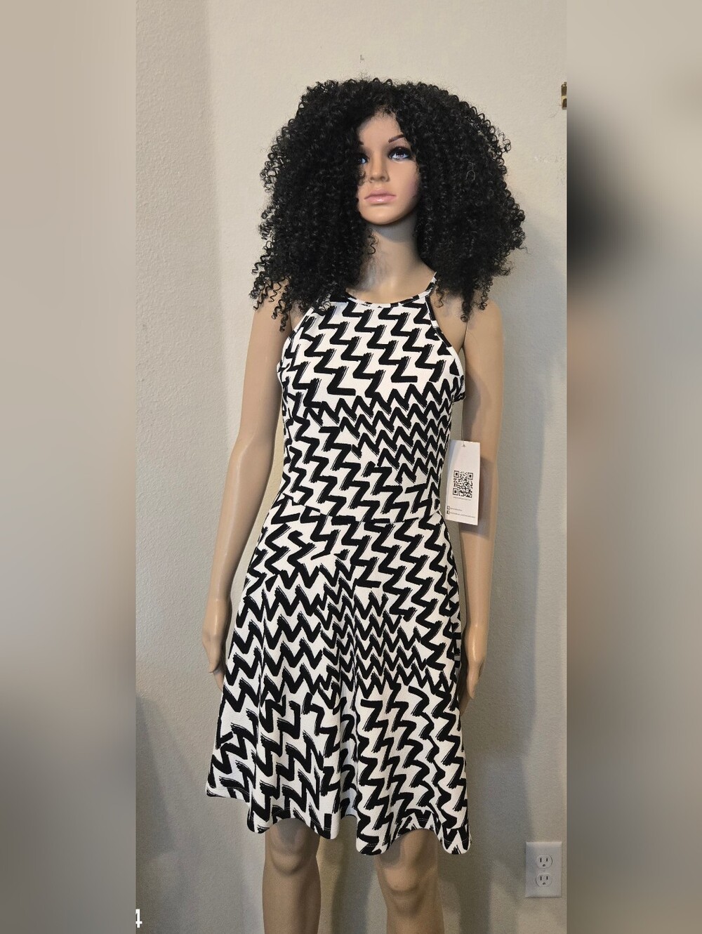 Juniors Emerald Sundae Black & White Zigzag Halter Midi Dress.  Size S